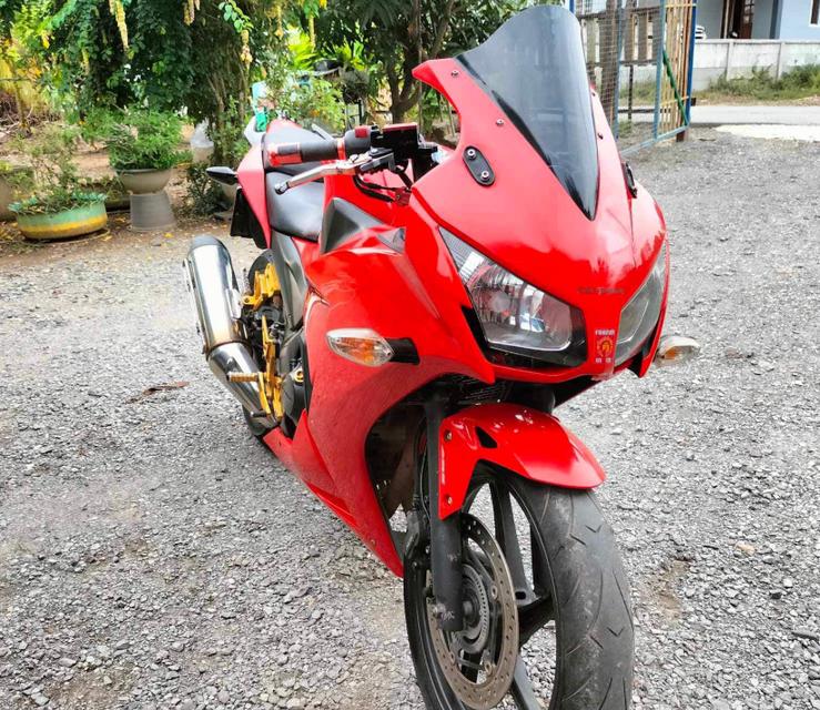 Honda CBR สีแดง 4