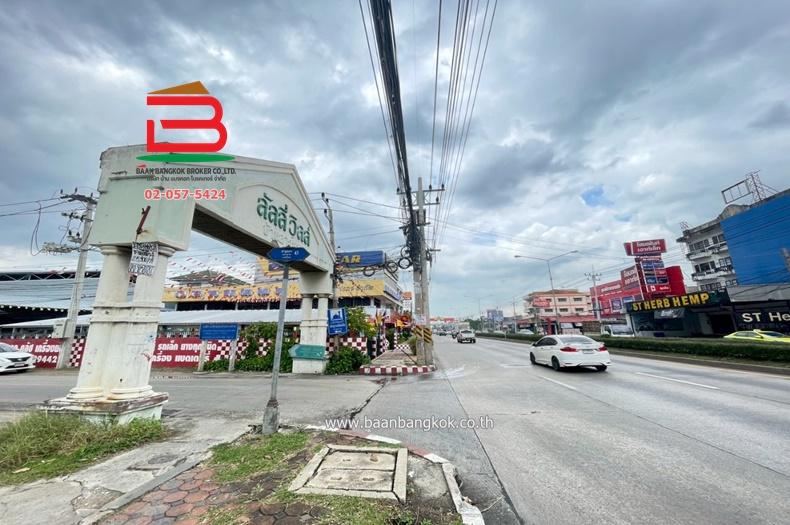 บ้านแฝด หมู่บ้าน ลัลลี่วิลล์ (ซอยลำลูกกา 43) เนื้อที่ 38.5 ตรว. ใกล้บิ๊กซีคลอง 4 ถนนลำลูกกา ตำบลลาดสวาย อำเภอลำลูกกา จังหวัดปทุมธานี 12
