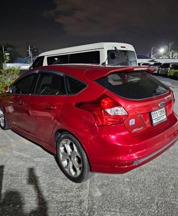 Ford Focus สีแดง 6