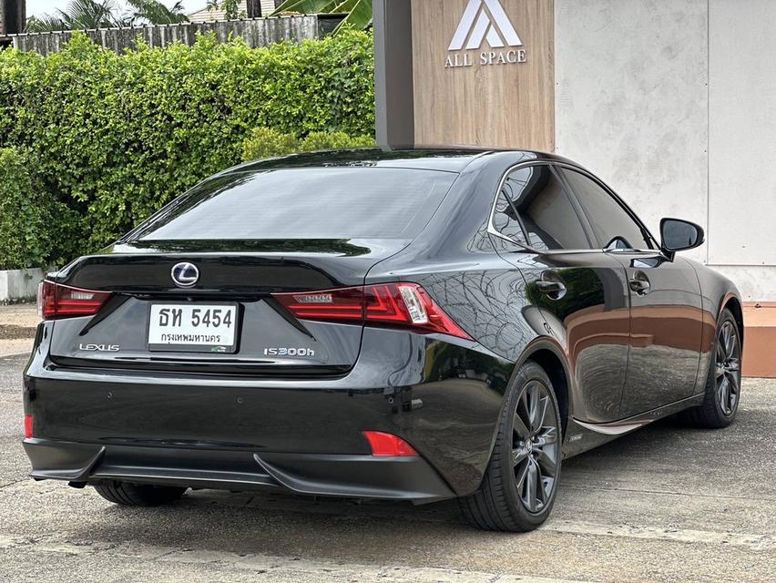 LEXUS IS 300h (2015)