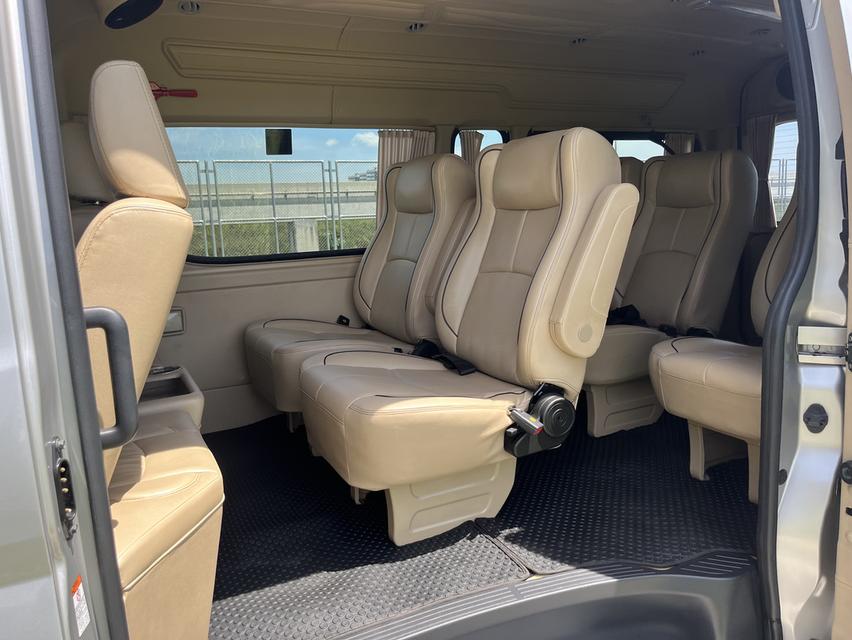 2020 Toyota commuter 2.8at 9