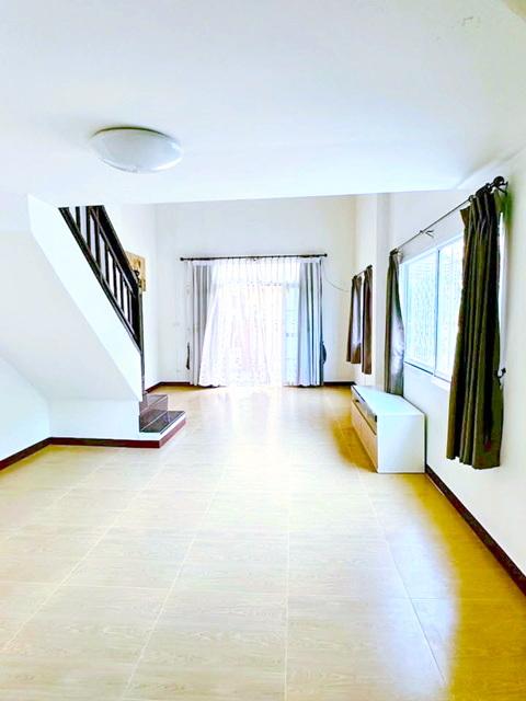 เสรีไทย 77-85 สวนสยาม100ม. MRT ราษฎร์พัฒนา ให้เช่าทาวน์โฮม 3 ชั้น 49 ตร.วา.200 ตร.ม. พร้อมเฟอร์ฯ 3 นอน 3 น้ำ หลังสุดท้าย 5