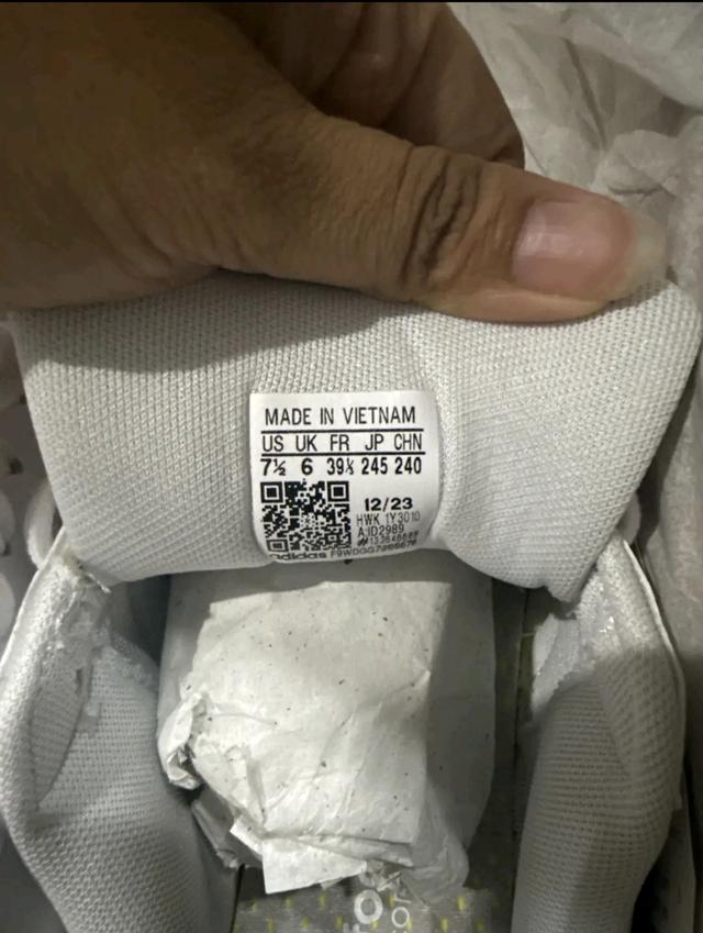 Adidas รองเท้ามือ2ไม่เคยใส่ครับ