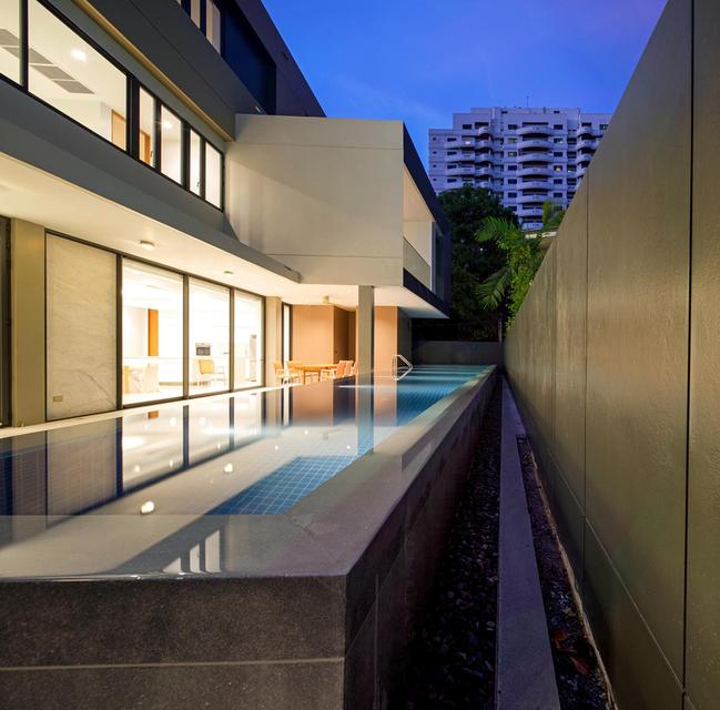 Sale House with private pool Ekkamai with tenant per year 4