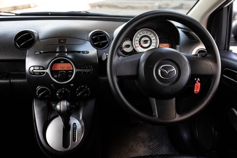 Mazda2 1.5 Groove Sport สีขาว ปี 2012  12