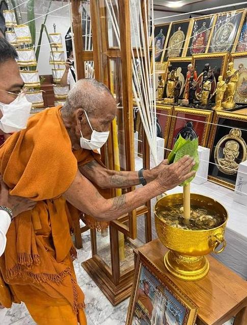 234. เหรียญเม็ดแตง เลื่อนสมณศักดิ์ 65 หลวงพ่อพัฒน์ วัดห้วยด้วน นครสวรรค์ เนื้อทองแดง หน้ากากทองทิพย์ ลงยาจีวร 3