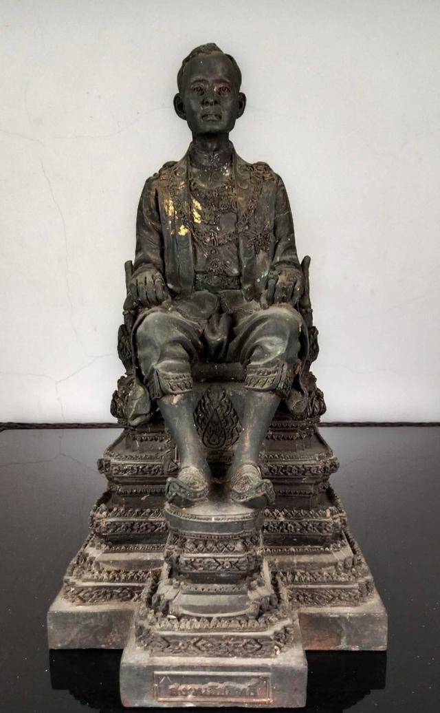 32.พระบรมรูปหล่อในหลวงรัชกาลที่9 พระบาทสมเด็จพระปรมินทรมหาภูมิพลอดุลยเดช ทรงประทับบนพระที่นั่งราชยานพุดตานทอง สู