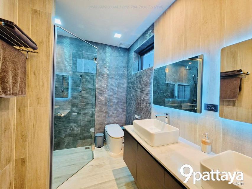 Mabprachan Pool Villa – บ้านหรูติดธรรมชาติ ใกล้อ่างมาบประชัน | Luxury Pool Villa Near Mabprachan Lake  3 ห้องนอน | 4 ห้องน้ำ • ห้องนั่งเล่น เพดานสูง 8