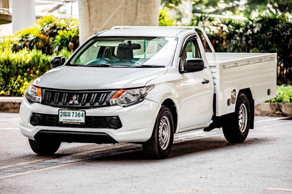 Mitsubishi Triton SingleCab 2.4 GL ปี 2017 เครื่องยนต์เบนซิน สีขาว เกียร์ธรรมดา  2