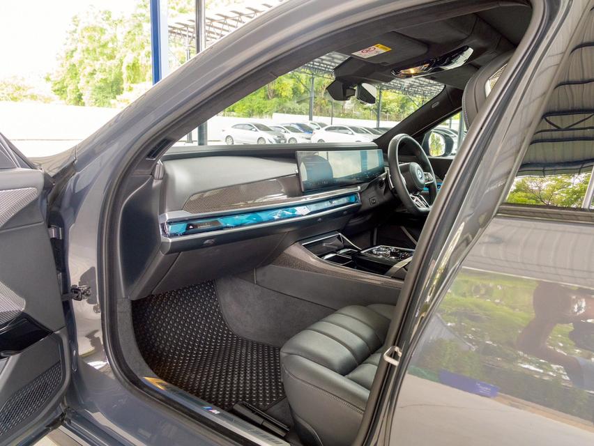 BMW 750e (G70) M Sport ปี 2024 มือเดียว ไมล์แท้ 15,000 กม. BSI/BRI เหลือเพียบ! 14