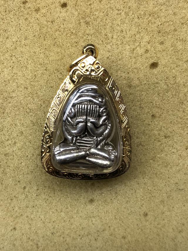 พระปิดตาอุตโมเนื้อเงินหลวงปู่ทิมเลี่ยมทองคำ