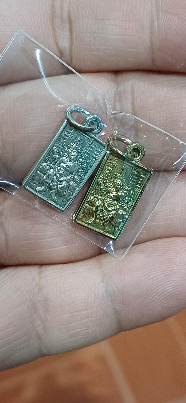 เหรียญหลวงพ่อฤาษีลิงดำ นั่งโซฟารับแขก (เหรียญทำน้ำมนต์) ตอกโค้ตเลข ๙ เนื้อโลหะชุบทองพิมพ์เล็ก พิธีพุทธาภเษกใหญ่ ปี 2555 5