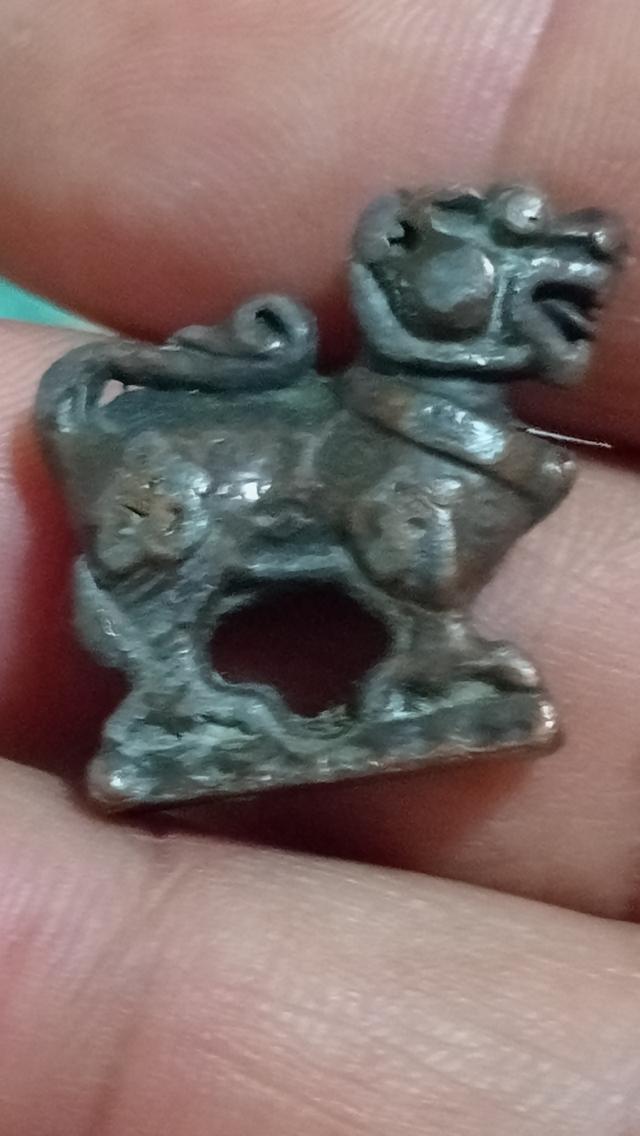 พระเครื่อง สิงห์หลวงพ่อกวย ตะกั่วอาบทองแดง