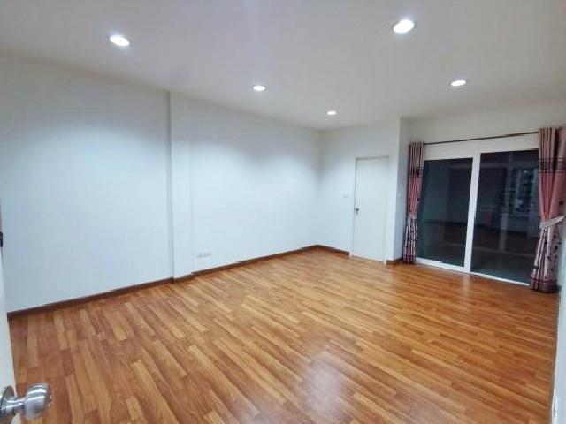 ให้เช่าทาวน์โฮม 18 ตร.วา.220 ตร.ม. 3ชั้น MRTแคราย 1.4 กม.3นอน 4น้ำ MRTสนามบินน้ำ 1.1กม.พร้อมเฟอร์ 4แอร์ เดอะมอลล์ งามวงศ 6
