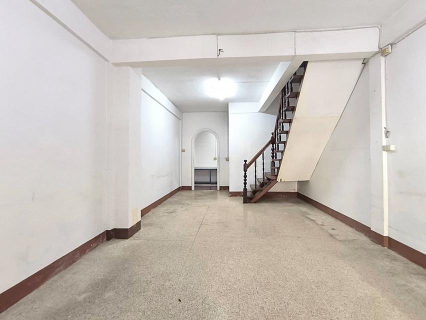 หมู่บ้านเพชรเกษม 2 ซอยเพชรเกษม 55/2 ใกล้ MRT หลักสอง ใกล้รพ.เกษมราษฎร์ 17 ตร.วา 3 นอน 2 น้ำ 6