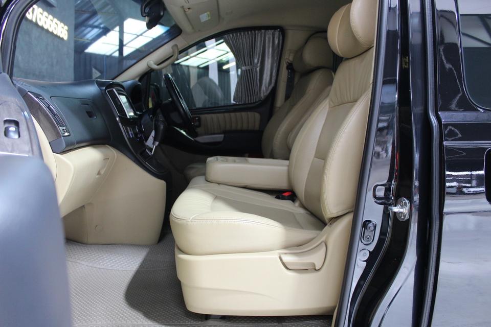 รหัสรถ JRS3185 🚐✨ HYUNDAI H-1 ปี 2017 สีดำสุดหรู สภาพพร้อมใช้ 11