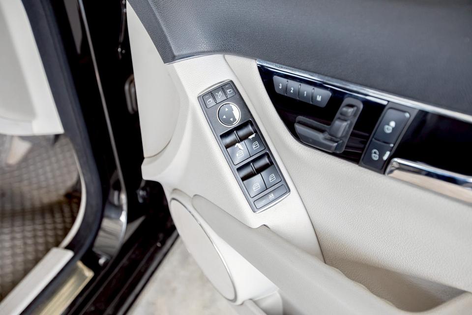Benz C200 CGI BE ปี 2011 สีดำ มือเดียวป้ายแดง 18