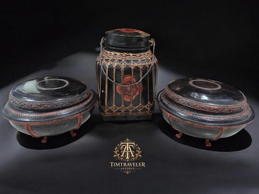 Rare Find✨เปิดแบ่งปัน คอลเลคชั่นส่วนตัว Burmese Lacquerware 3 ชุดสมบูรณ์สุดๆขันโตกหรือภาชนะมีฝาปิด 2 ชุด (คูต๊อก - Kun-it): สองชิ้นซ้ายขวาที่มีฐานรอง