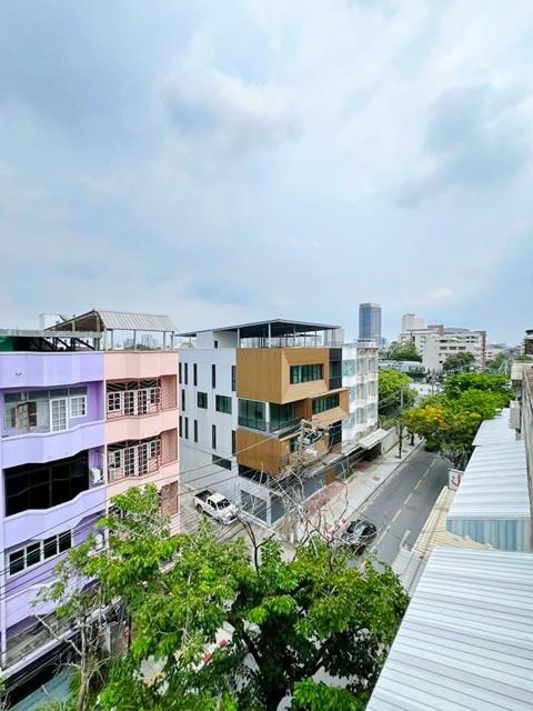 เซ็นทรัล ปิ่นเกล้า 1กม. ให้เช่าอาคาร 2คูหา 4.5ชั้น หลังมุม 68ตร.วา. MRTสิรินธร2กม. 1,060ตร.ม. โชว์รูม ถ.บรมราชชนนี-สิริน 8