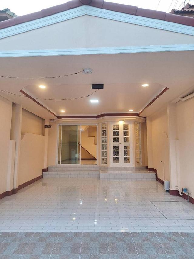 ขายทาวน์เฮ้าส์  หมู่บ้านทาวน์แอนด์คันทรี หนองจอก รีโนเวทใหม่ทั้งหลัง พร้อมอยู่ 3