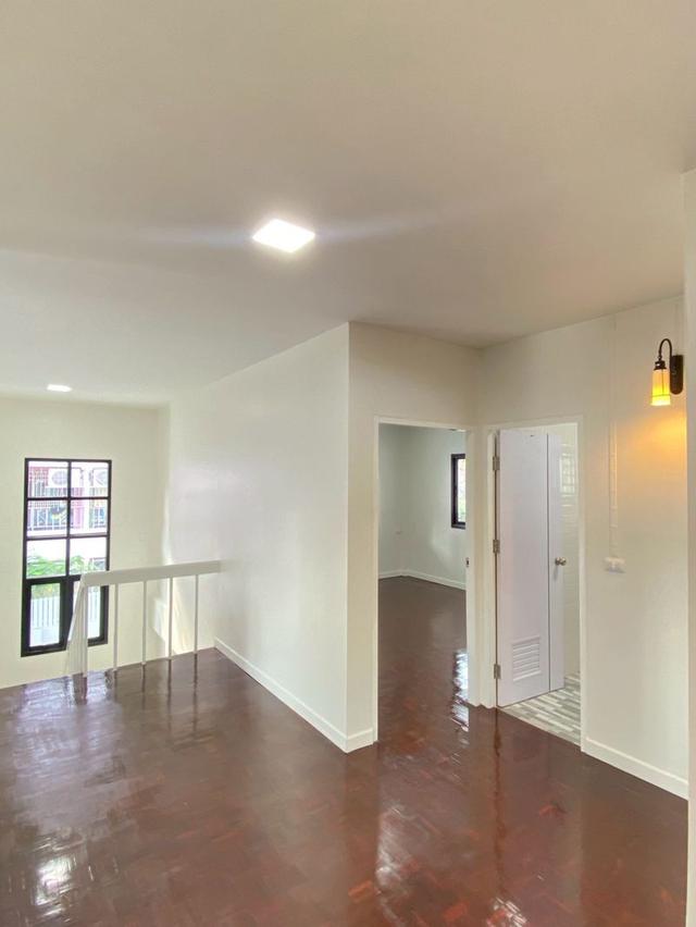 ขายบ้านเดี่ยว 2 ชั้น  เนื้อที่ 125 ตารางวา  หมู่บ้านเมืองเอกรังสิต ถนนพหลโยธิน ตำบลหลักหก อำเภอเมืองปทุมธานี จังหว 8