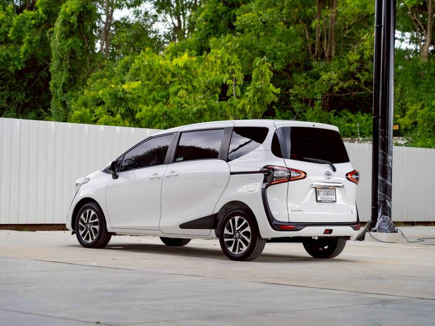 TOYOTA SIENTA 1.5V ปีจด 2017  6
