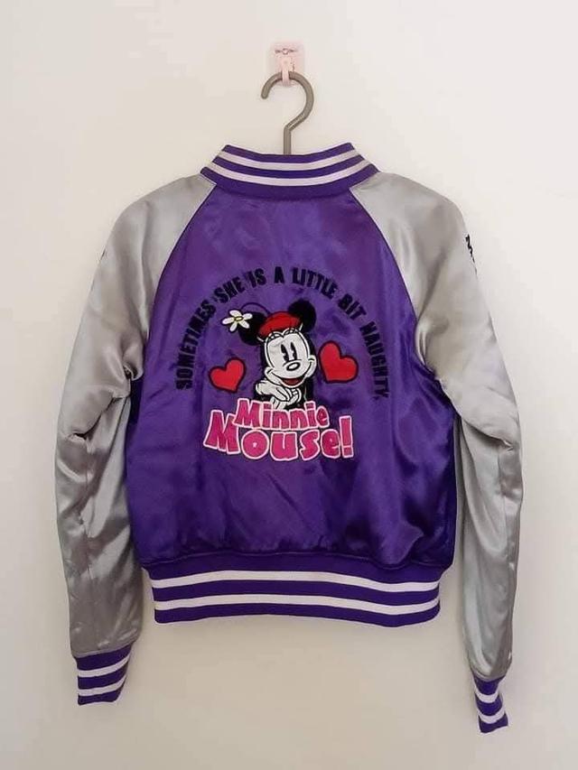 DISNEY เสื้อคลุมเนื้อผ้าเนียนเงา งานปักลายหน้า/หลัง+แนวแขนทั้งสองข้าง สภาพดี ไม่มีตำหนิเปื้อนขาด รูปที่ 8
