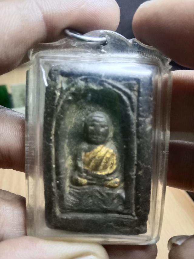 หลวงปู่ทวดหลังเจดีย์เนื้อว่าน