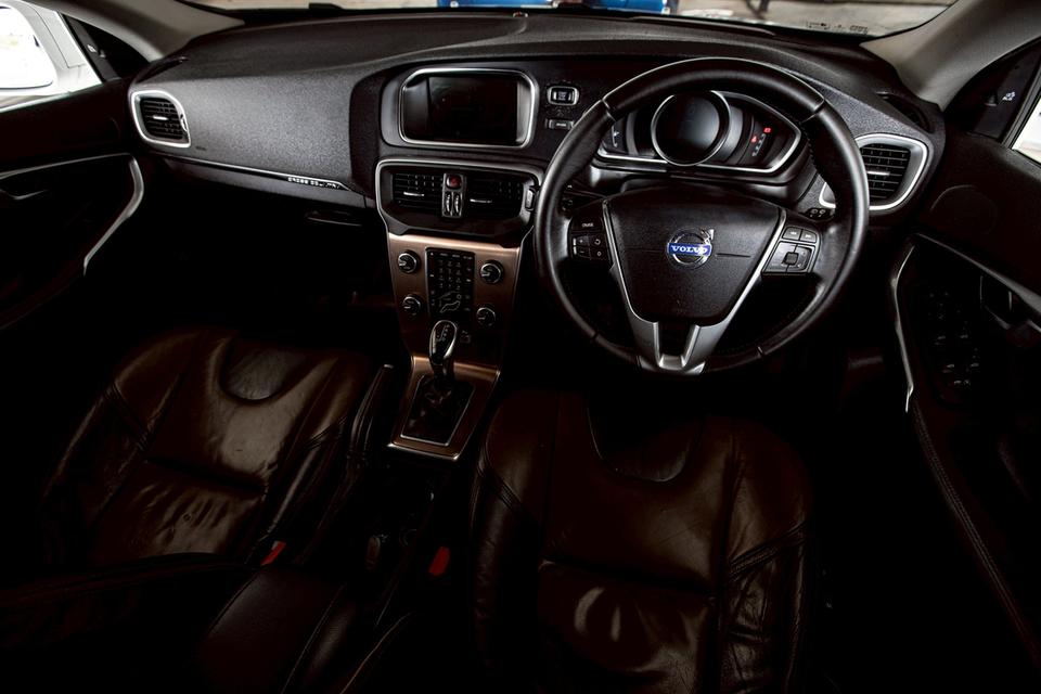 Volvo V40 T5 S 2.0 AT ปี 2014 สีขาว สภาพดีมากๆ  17