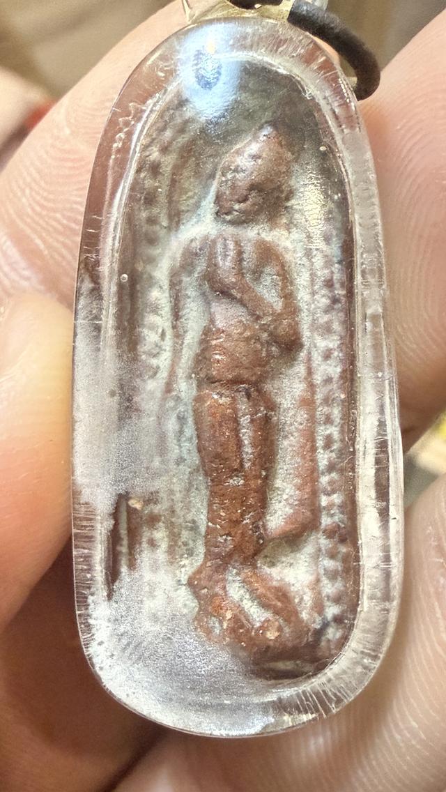 พระกำแพงลีลาเม็ดขนุน จากจังหวัดกำแพงเพชร