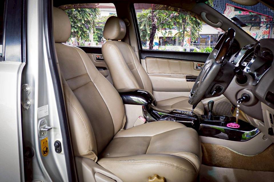 Toyota Fortuner 3.0V เกียร์ Auto 4WD สีบรอนซ์ทอง ปี 2005 10