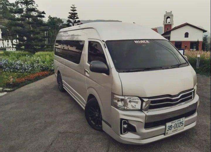 ให้เช่ารถตู้หลังคาสูงพร้อมคนขับ ราคากันเอง มีประกันภัยชั้น 1 โทร. 0819228573