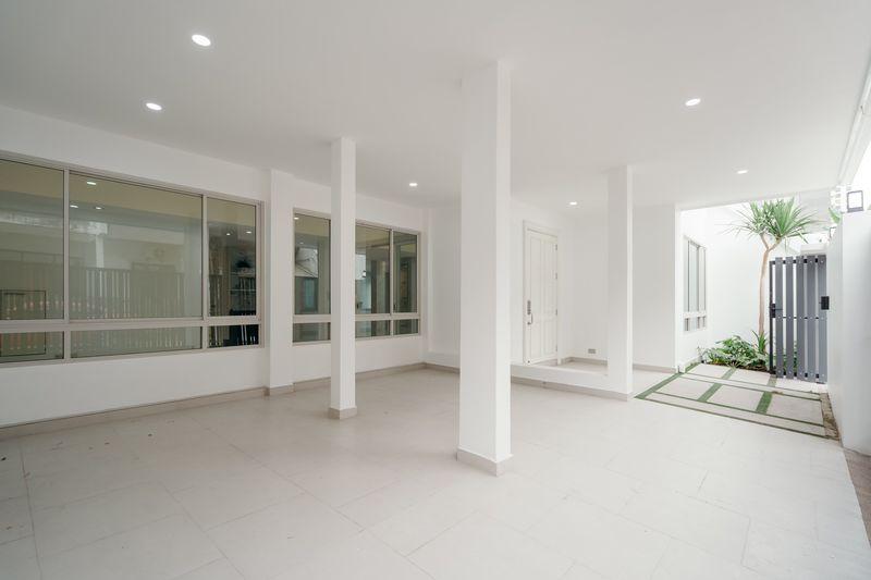 ขาย Townhome 3 ชั้น 48 ตรวา ซอยสุขุมวิท 15 ทำเลดี เพียง 1 นาทีถึง โรงเรียนนานาชาติ NIST และ 5 นาที ถึง BTS อโศก 3