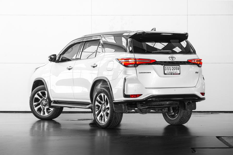 2022 TOYOTA FORTUNER 2.4 LEGENDER BLACK TOP 4WD SUV สีขาว-ดำ เลขไมล์ 34323 กม.