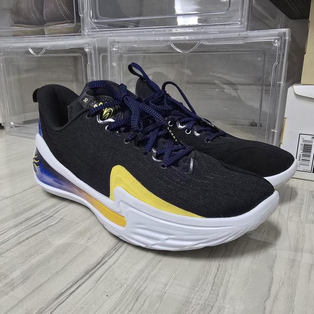 รองเท้าบาส curry12 size 9,42.5eu ใส่เล่นindoor และ outdoorได้