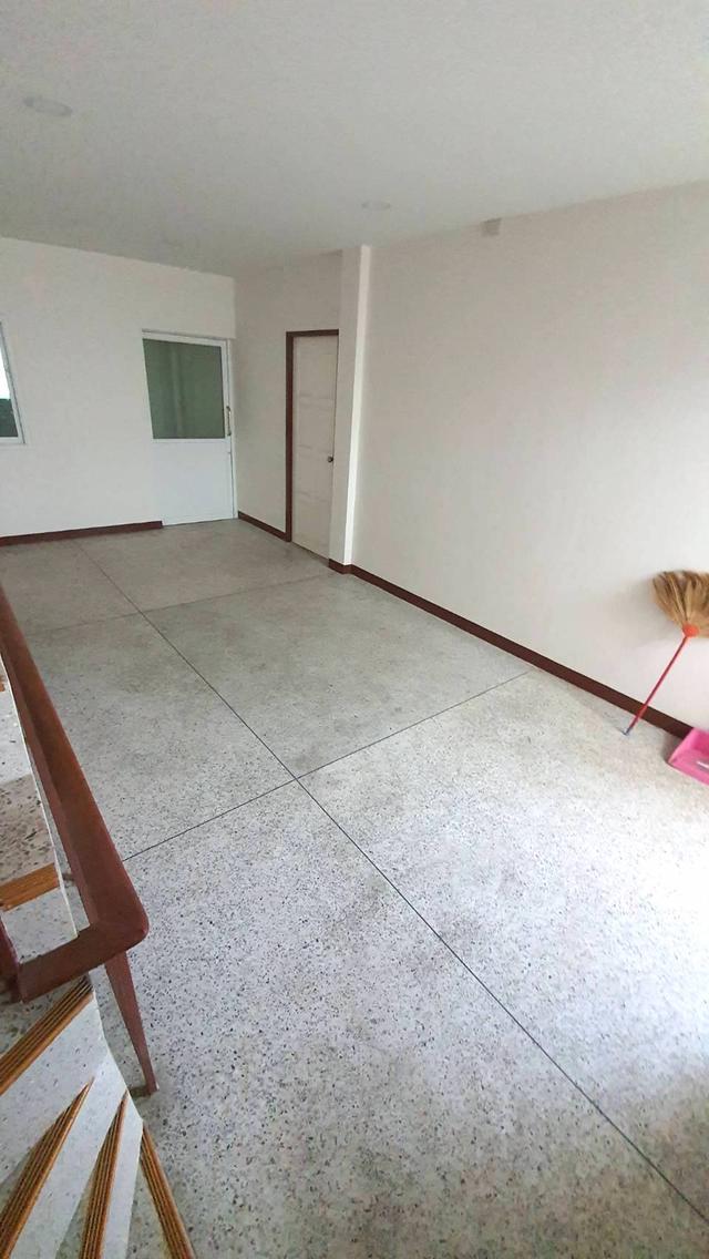 ขายอาคารพาณิชย์ติดถนนมิตรภาพ ตรงข้ามโรงแรมสีมาธานี 2ห้องคู่ ทะลุกัน 3ชั้นครึ่ง มีดาดฟ้า 40ตรว.ด้านหน้าที่จอดรถกว้าง 8