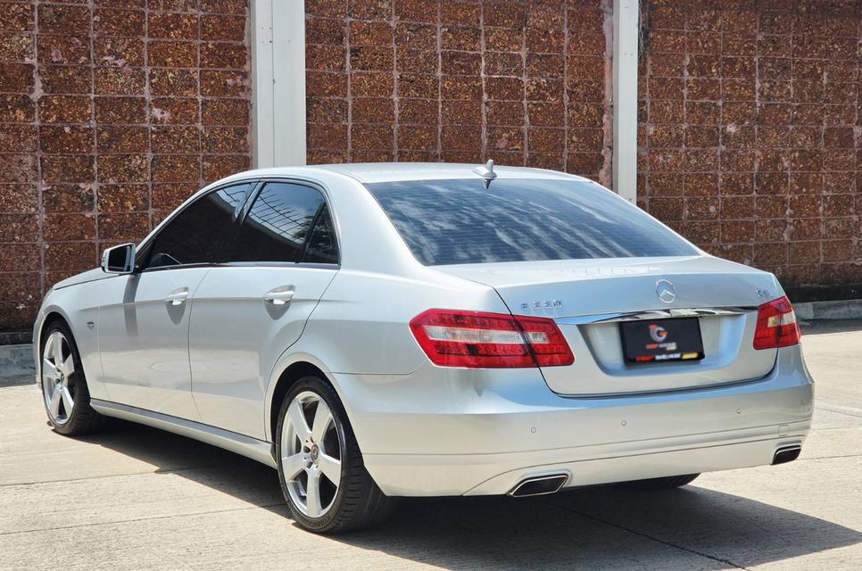 BENZ E220 cdi (W212) ปี2012 นำเข้า cbu เข้าใหม่เครื่องดีเซลหายาก ทนทาน สภาพสวยจัด รถมือเดียวป้ายแดง ออกห้างเกือบ 4 ล้าน รูปย่อยที่ 3