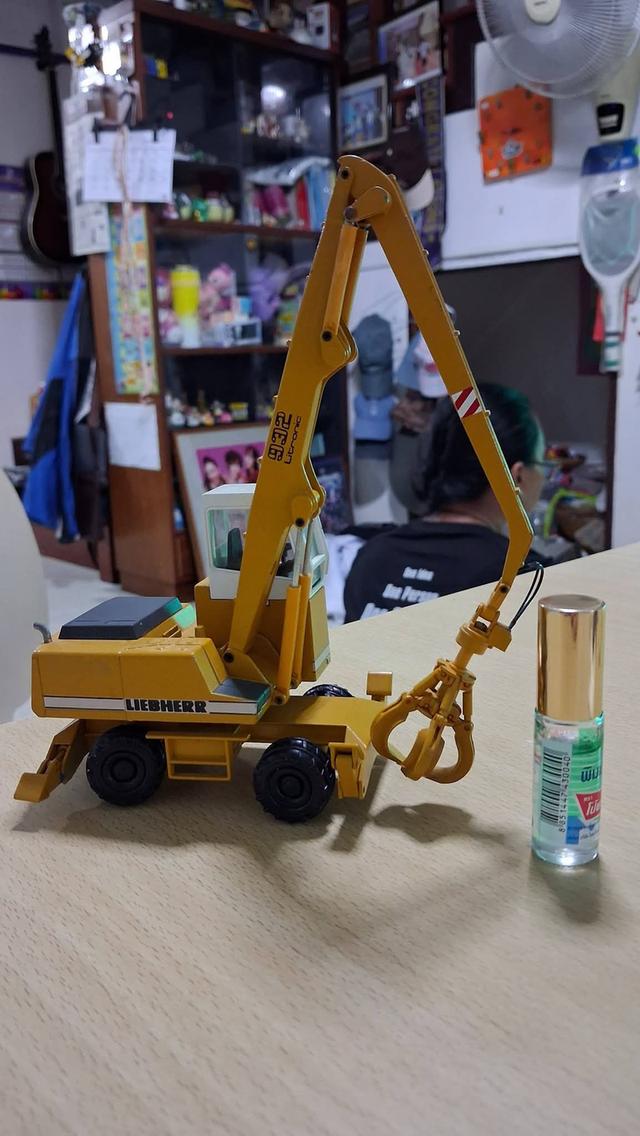 ปรับลดราคาครับ รถโมเดล รถเหล็ก สายก่อสร้างงานเยอรมันหายากครับ Conrad Liebherr A932 Material Handler