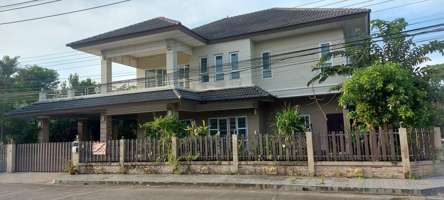บ้านเดี่ยว 2 ชั้น 5 ห้องนอน 4 ห้องน้ำ ห้องครัว ห้องรับแขก  ระเบียงดาดฟ้า บ่อปลาคราฟ ปั้มน้ำ ถ้งเก็บน้ำ ซักล้าง สวน แอร์ 5 ตัว มุ้งลวดพร้อมม่าน 1