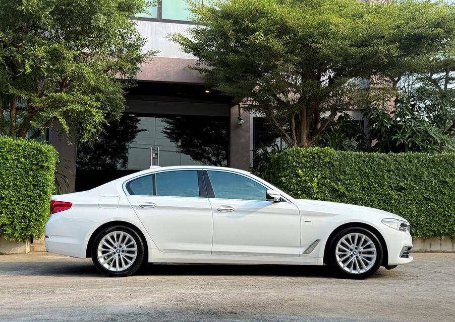 2018 BMW 520D G30 รถมือเดียวออกป้ายแดง รถออกศูนย์ BMW THAILAND รถวิ่งน้อย เข้าศูนย์ตรงระยะ รถไม่มีอุบัติเหตุครับ รูปย่อยที่ 2