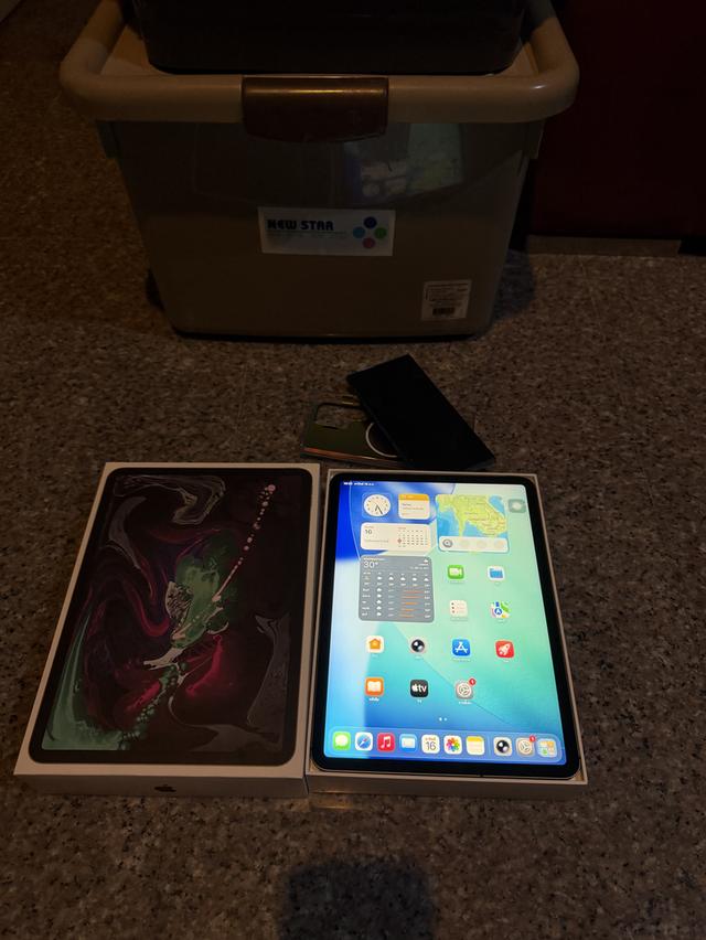 ขายiPadPro11นิ้วสีดำ256กิ๊กWifi Celluer ใส่ซิมไดัมีกล่องใช้งานดีถูกๆ