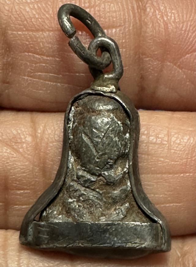 พระปิดตาเนื้อชิน เลี่ยมจับขอบเงิน เก่าๆไม่ทราบที่