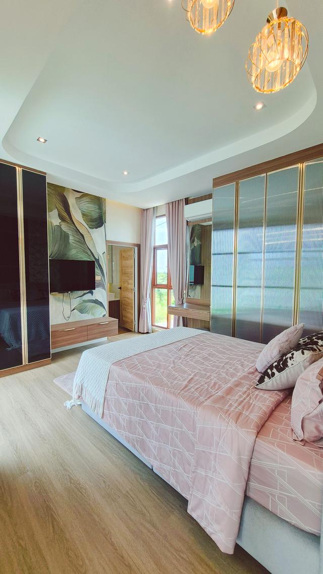Luxurious corner house on the front plot, the largest of 8 houses at 118 sq.wa., near 2 golf courses, fully furnished, move-in ready. 16