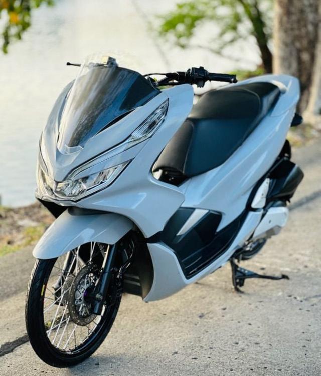 มอเตอร์ไซค์ Honda PCX สีเทา