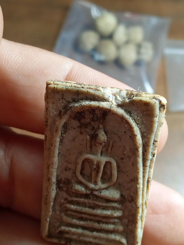 พระสมเด็จเก่ามีชำรุดตามภาพมุมบนทากาวเดิมๆขอคนรับได้ 6
