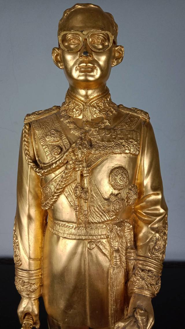 9.พระบรมรูปหล่อโลหะในหลวงรัชกาลที่9 พระบาทสมเด็จพระปรมินทรมหาภูมิพลอดุลยเดช(ทอง) รูปย่อยที่ 3