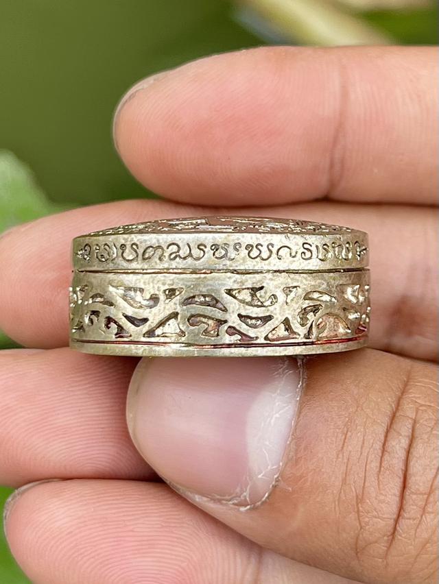 ตลับสีผึ้งม้าเสพนาง ครูบาวัง พรหมเสโน เนื้อเงิน ปี2510 ข้างในมีรกยม และนกสาริกา ปิดทอง รูปที่ 6