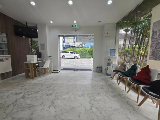 ให้เช่าสำนักงาน 8 ชั้น + ดาดฟ้า มีลิฟท์ ขนาด 1,000 ตรม. ซอยศรีนคริทร์ 40 ตรงข้ามซีคอน ใกล้รถไฟฟ้าสายสีเหลือง 6