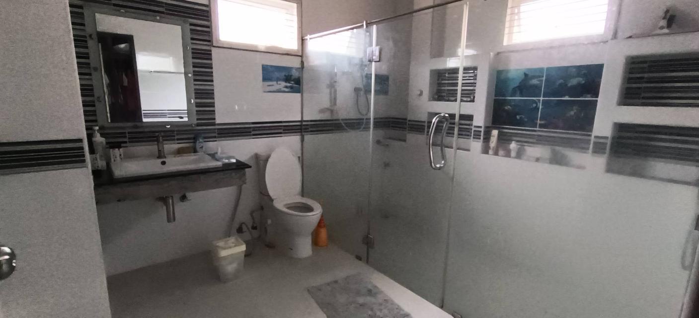 บ้านเดี่ยว 2 ชั้น 5 ห้องนอน 4 ห้องน้ำ ห้องครัว ห้องรับแขก  ระเบียงดาดฟ้า บ่อปลาคราฟ ปั้มน้ำ ถ้งเก็บน้ำ ซักล้าง สวน แอร์ 5 ตัว มุ้งลวดพร้อมม่าน 7