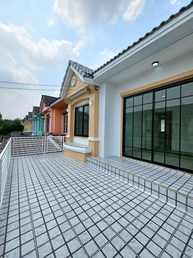 หมู่บ้านบุศรินทร์ ถนนบ้านกล้วย-ไทรน้อยทาวน์เฮาส์ 2  ชั้น มีระเบียงด้านหน้า ในโครงการ L&H ทำเลซอยบ้านกล้วย ใกล้รถไฟฟ้า 20